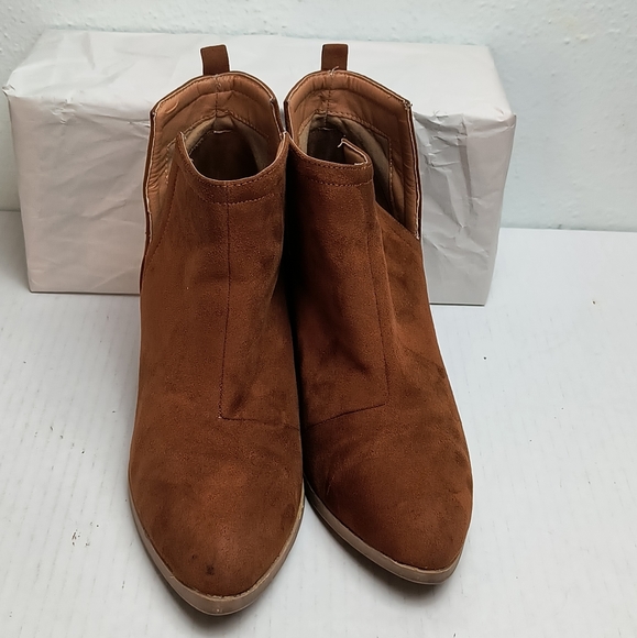 Day trip 7 Chelsea Ankle Booties Pointy Toe Cut Out Chestnut Block Heel Suede - Picture 11 of 12